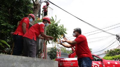 Direktur Network & IT Solution Telkom Herlan Wijanarko (kanan) meninjau kondisi rumah kabel atau optical distribution point (ODP) Telkom di wilayah terdampak banjir Pondok Karya, Kelurahan Pela Mampang, Kecamatan Mampang Prapatan, Senin (22/2). Secara umum jaringan TelkomGroup dalam kondisi aman dan layanan berjalan normal pascabanjir. Hal ini tidak lepas dari infrastruktur yang andal serta petugas operasional yang siaga 24 jam untuk mengamankan kualitas layanan TelkomGroup.